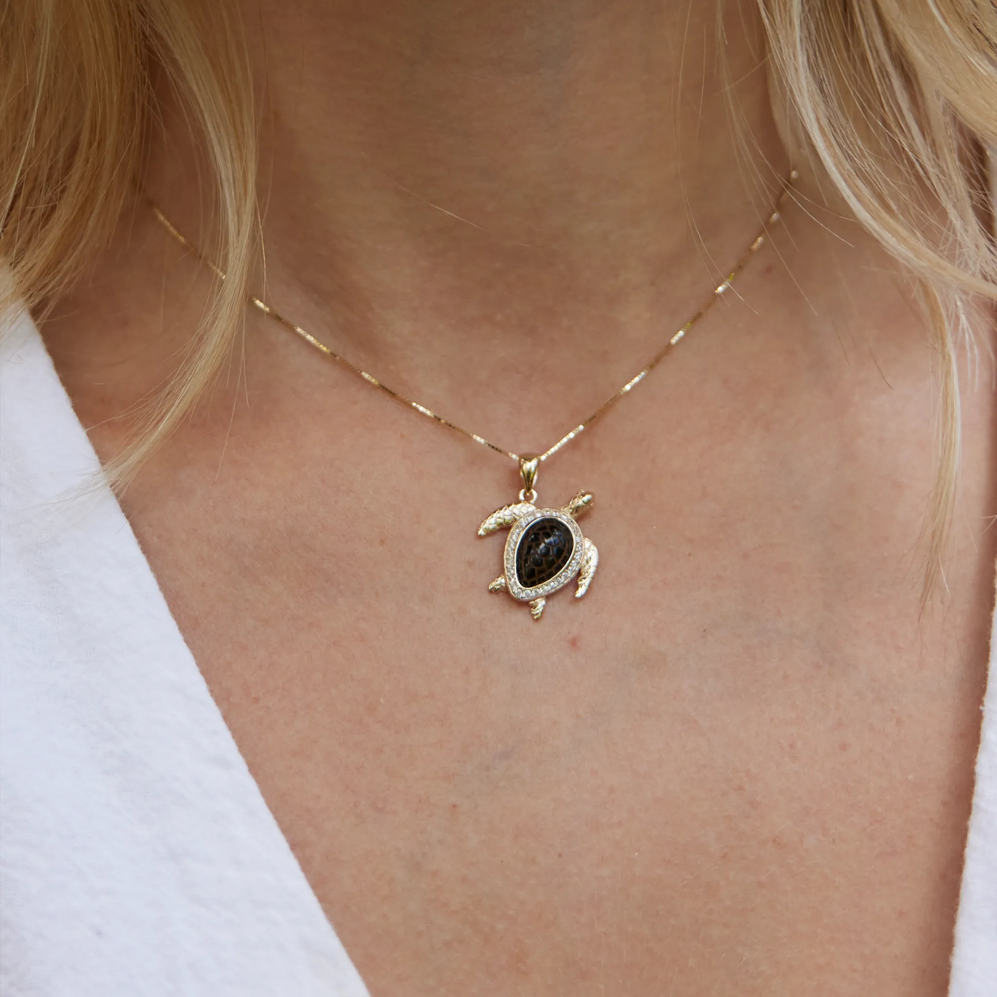 Honu Black Coral Pendant in Gold with Diamonds - 18mm
