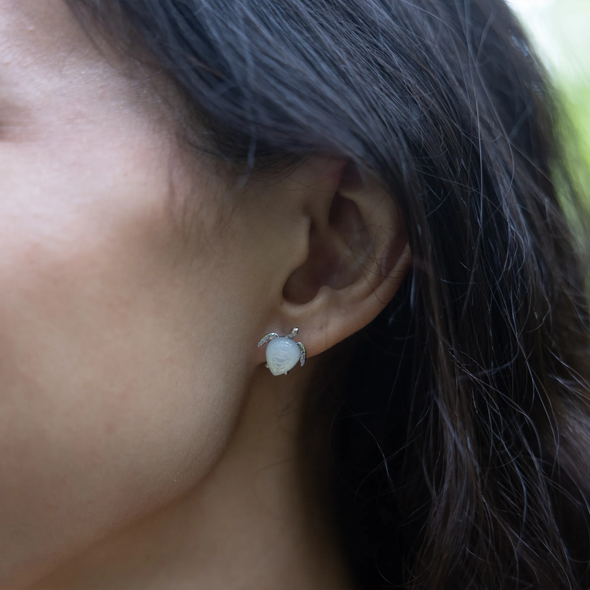 Honu Mother of Pearl Earrings in White Gold - 13mm