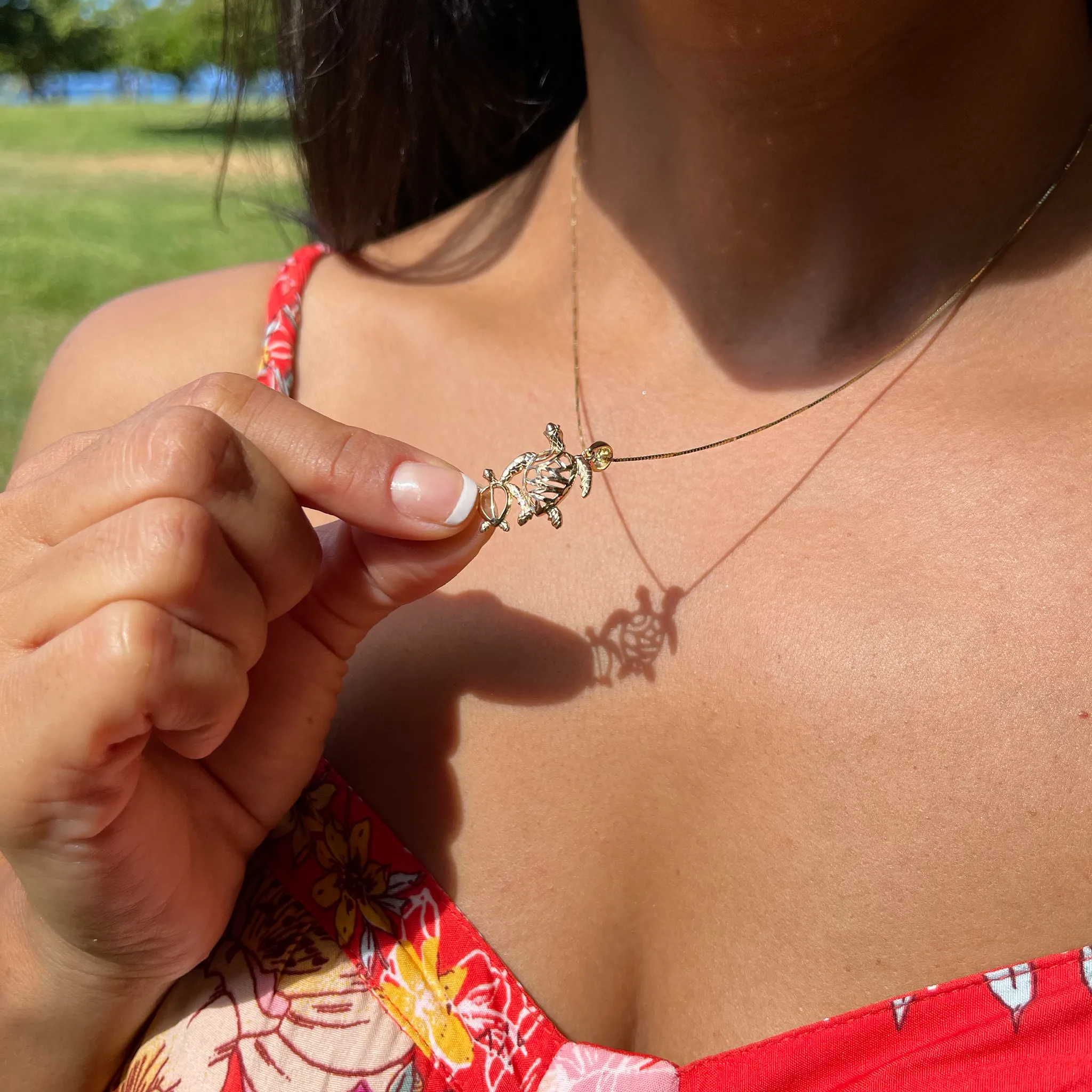 Honu ʻOhana (Family) Pendant in Gold - 19mm