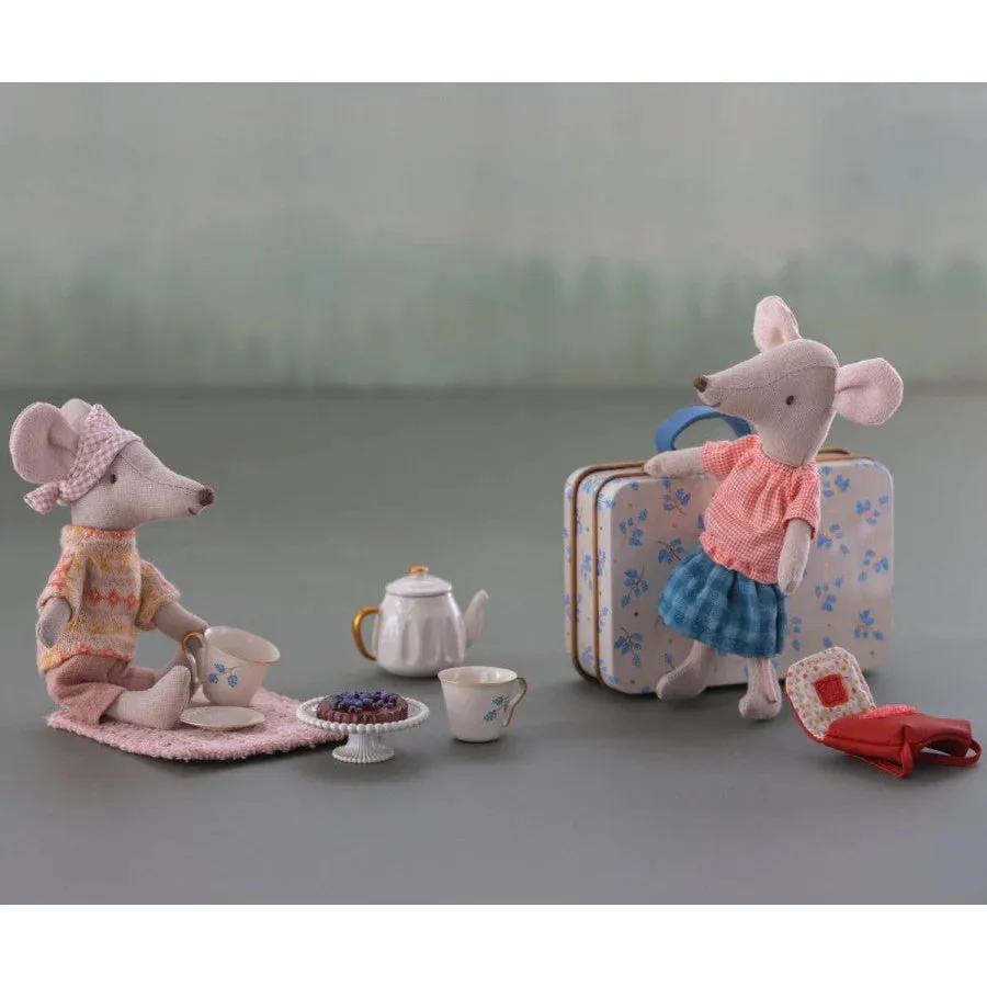 Maileg afternoon treat for mouse blue madelaine