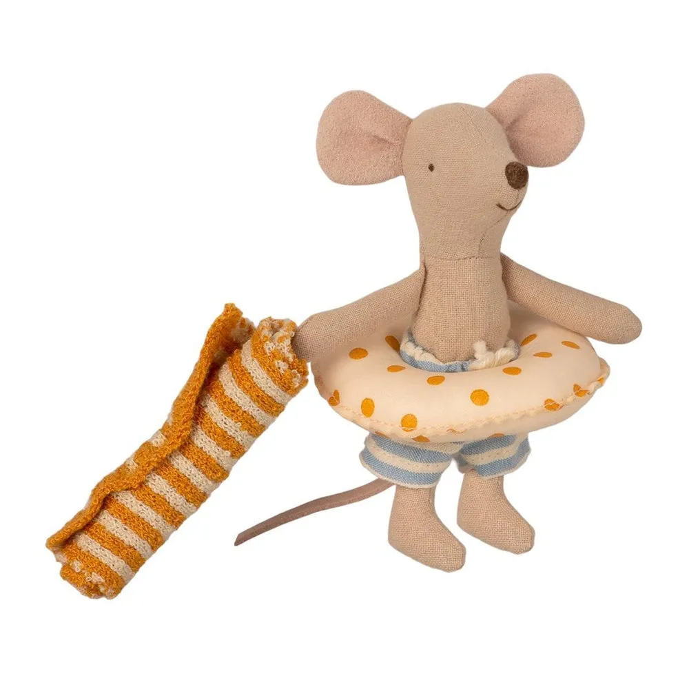maileg little brother beach mouse in cabin de plage