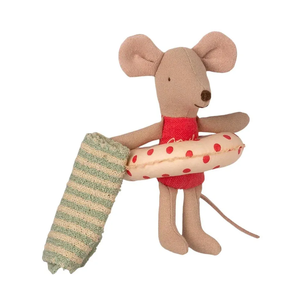 maileg little sister beach mouse in cabin de plage