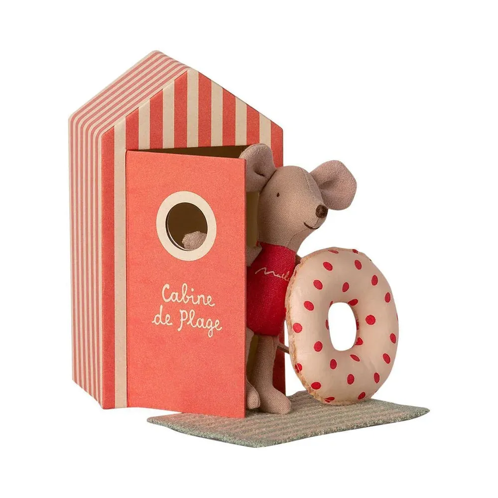 maileg little sister beach mouse in cabin de plage